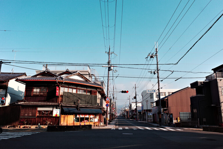 阿默帶你從色彩學解析經典的「Teal and Orange (橘藍色調)」。分享如何透過 Ricoh GR III 與 GR IIIx 的相機直出設定