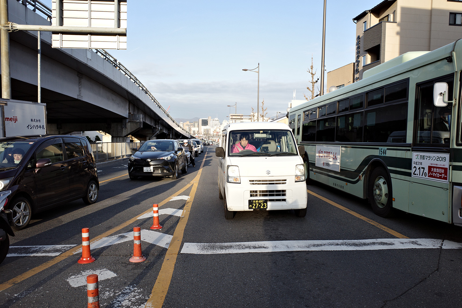 標準圖像：城市斑馬線與行人
