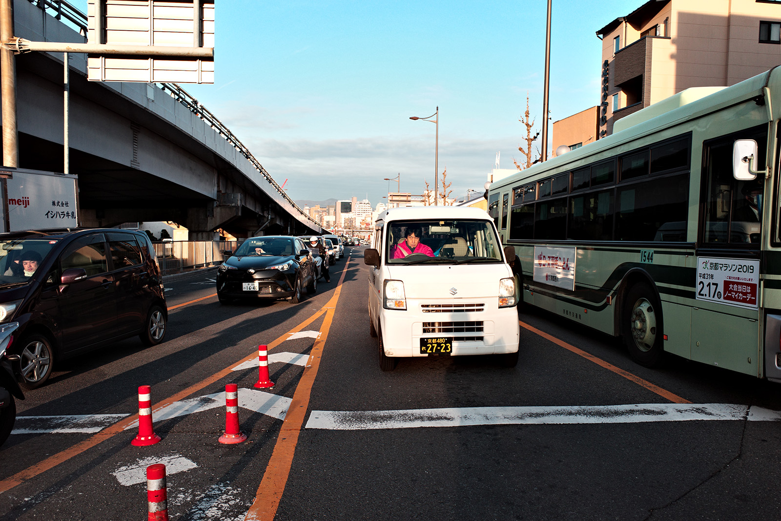 Teal and Orange 濾鏡效果：城市斑馬線與行人