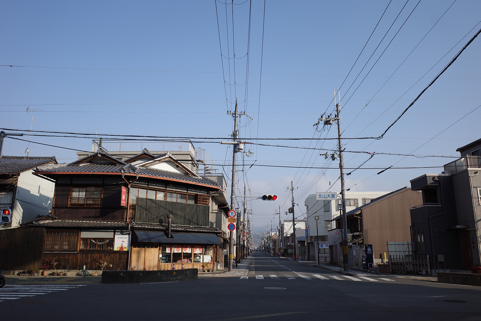 標準圖像：街頭光影與行人