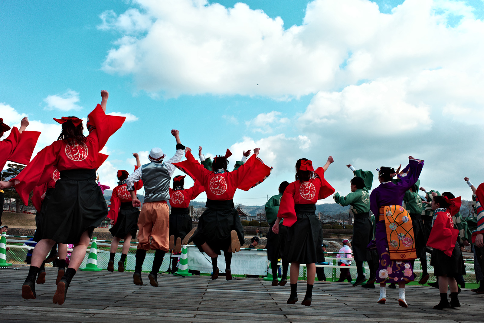 Teal and Orange 濾鏡效果：公園綠地與建築