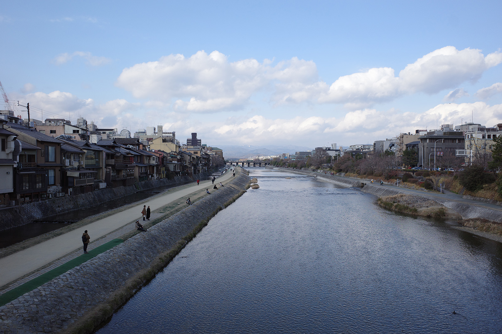 標準圖像：逆光下的橋樑與風景