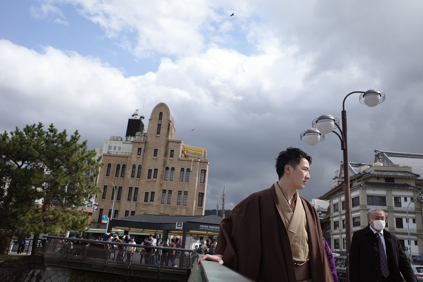 標準圖像：河畔風光與藍天