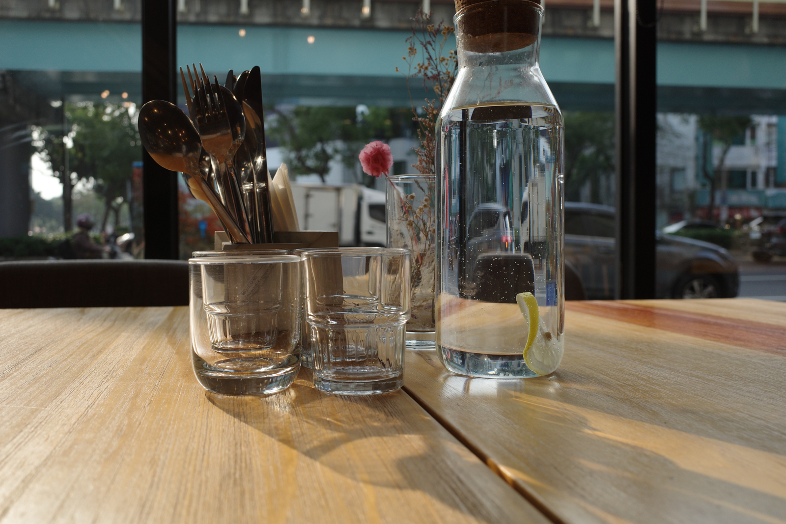 標準圖像：逆光下的腳踏車與光影