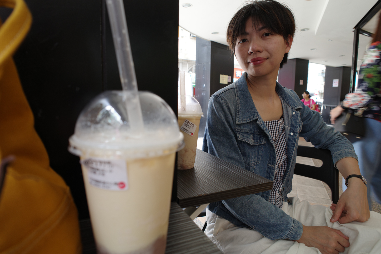 標準圖像：逆光人像與街景