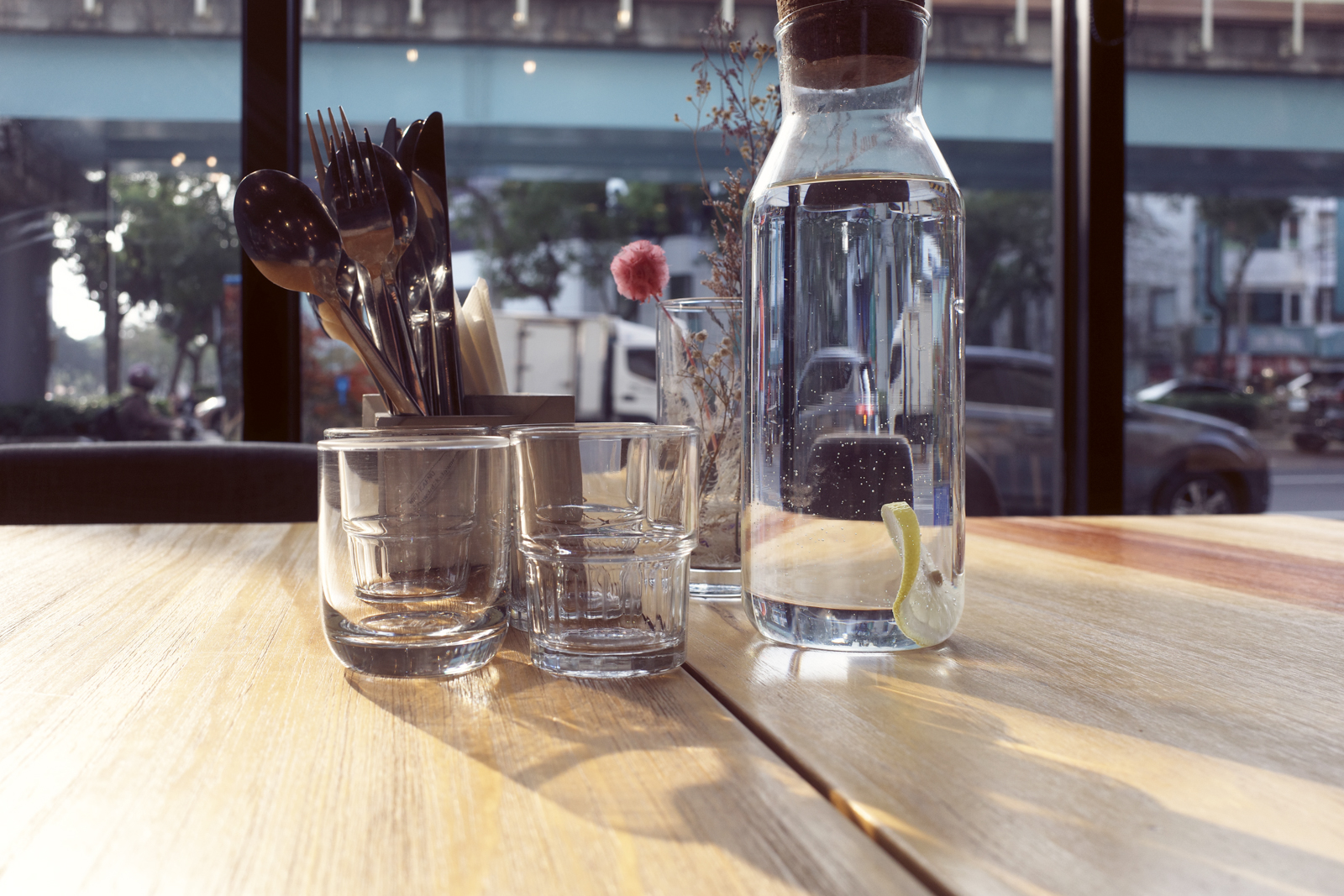 Classic Neg 濾鏡效果：逆光下的腳踏車與光影