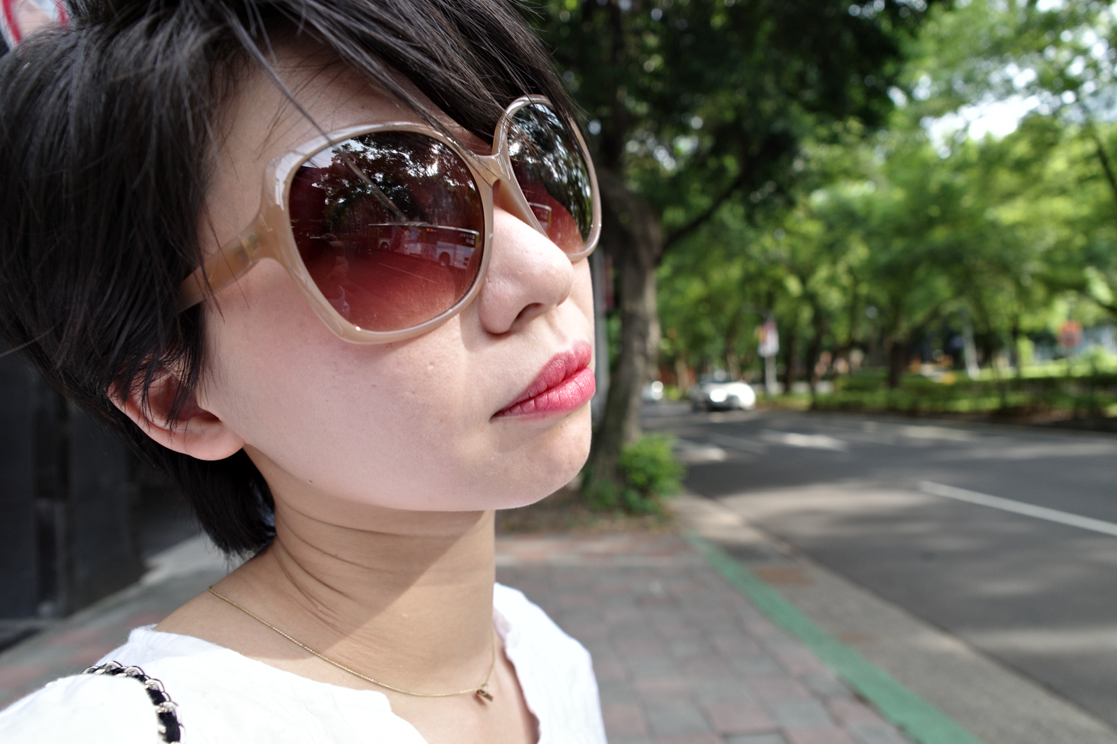 標準圖像：戶外人像與植物