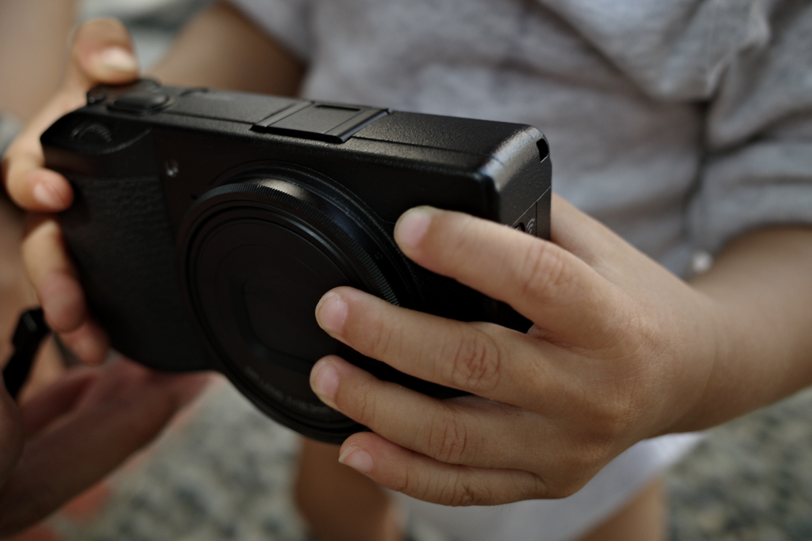 標準圖像：逆光街拍人像