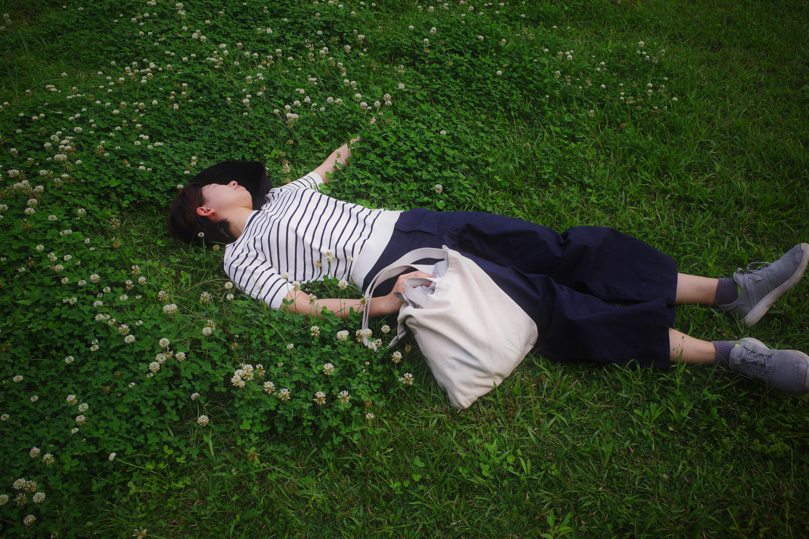 標準圖像：街角建築與天空