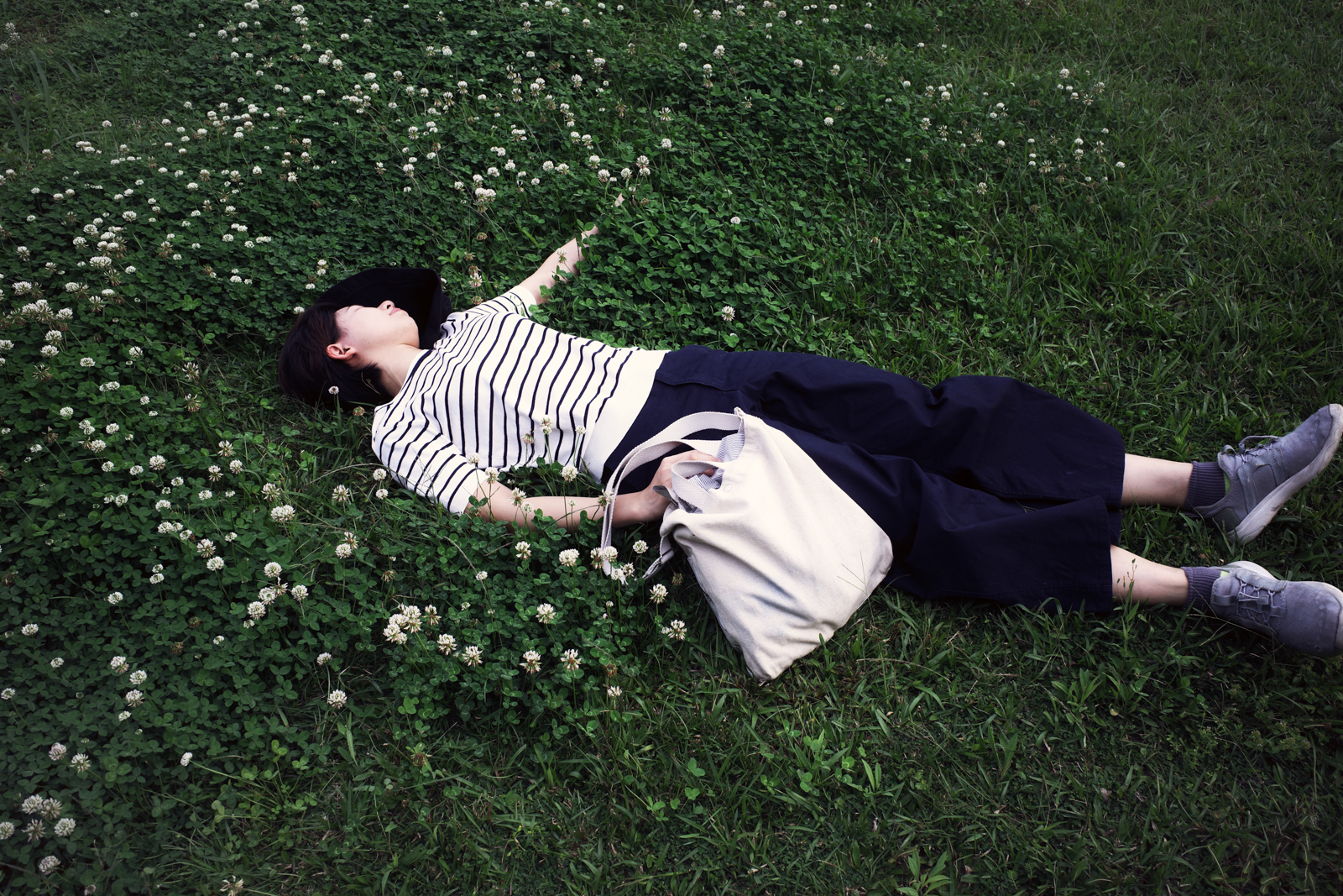 Classic Neg 濾鏡效果：街角建築與天空