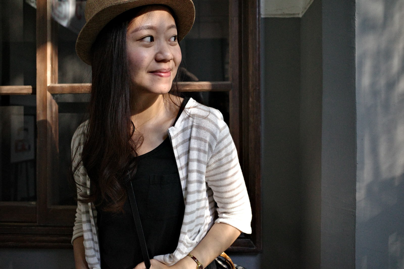 標準圖像：強光下的孩童與植物