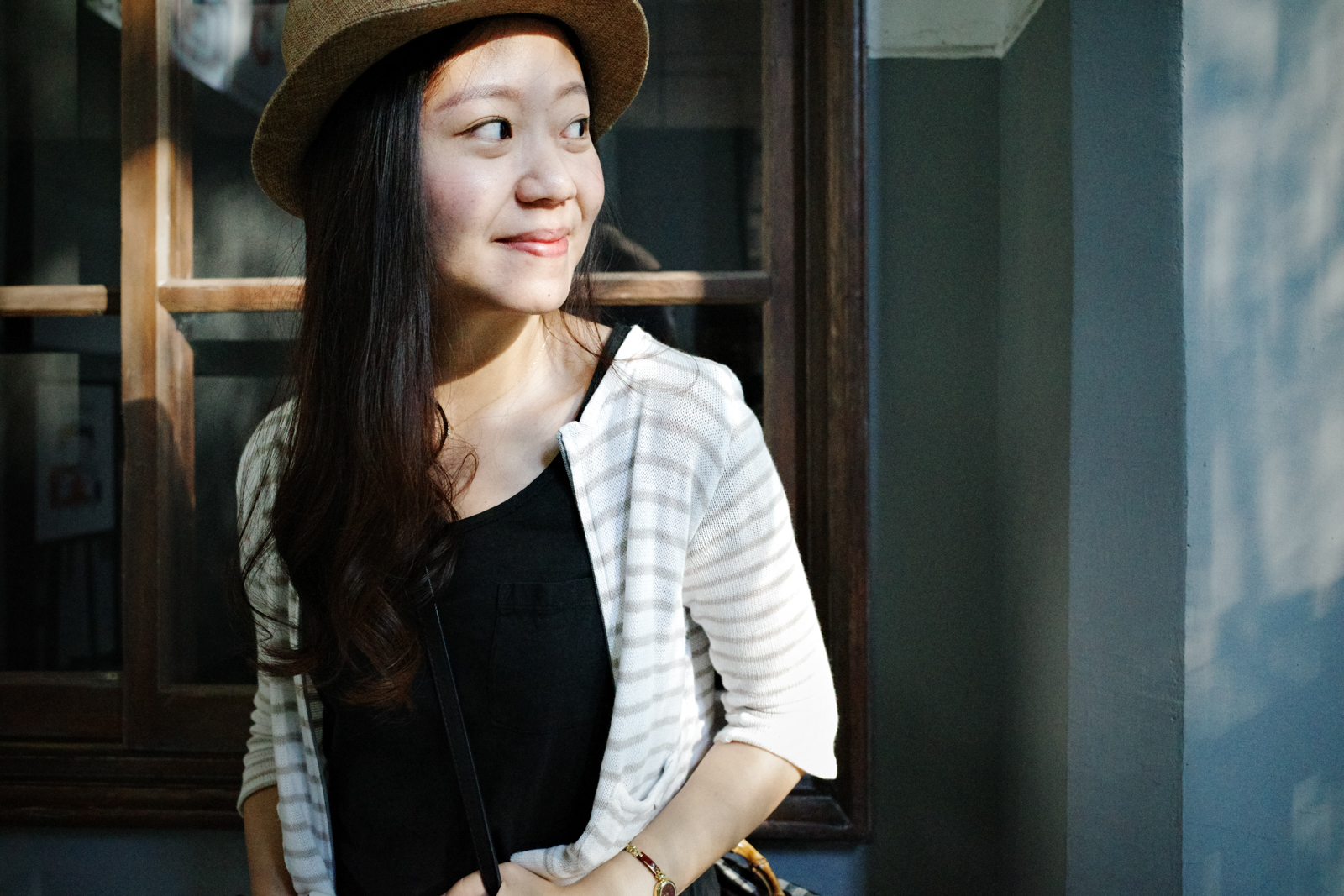 Classic Chrome 濾鏡效果：強光下的孩童與植物