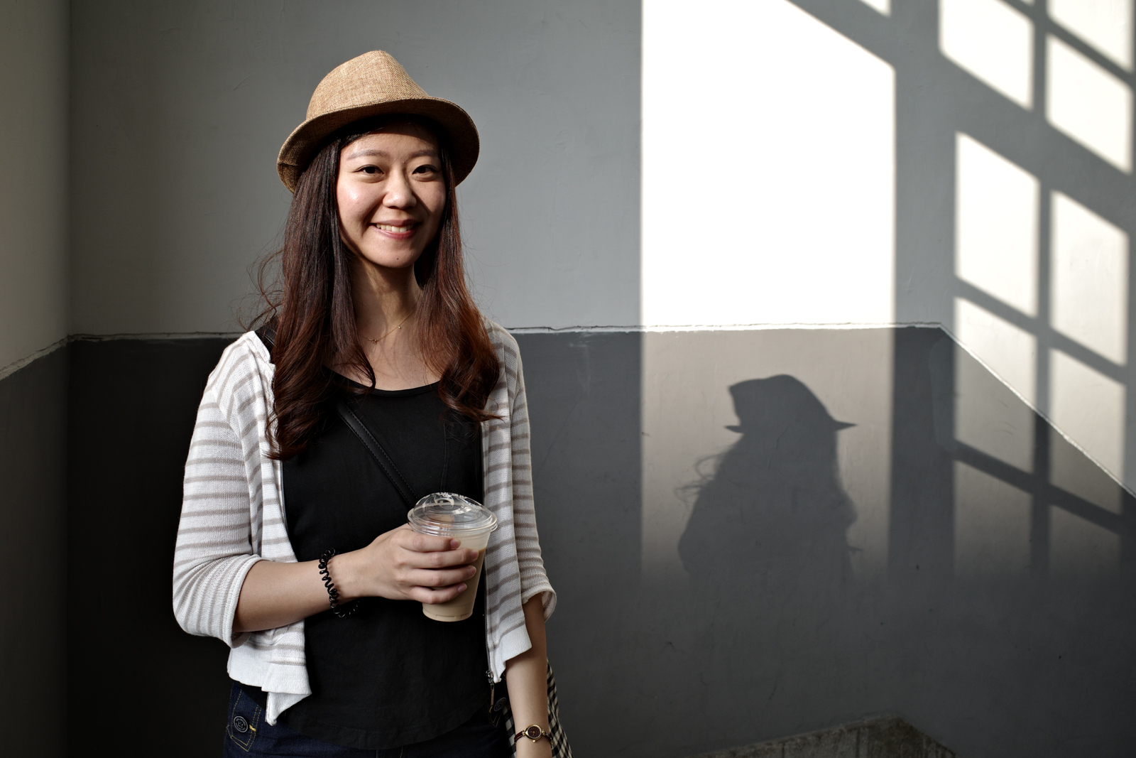 標準圖像：窗邊光影人物寫真