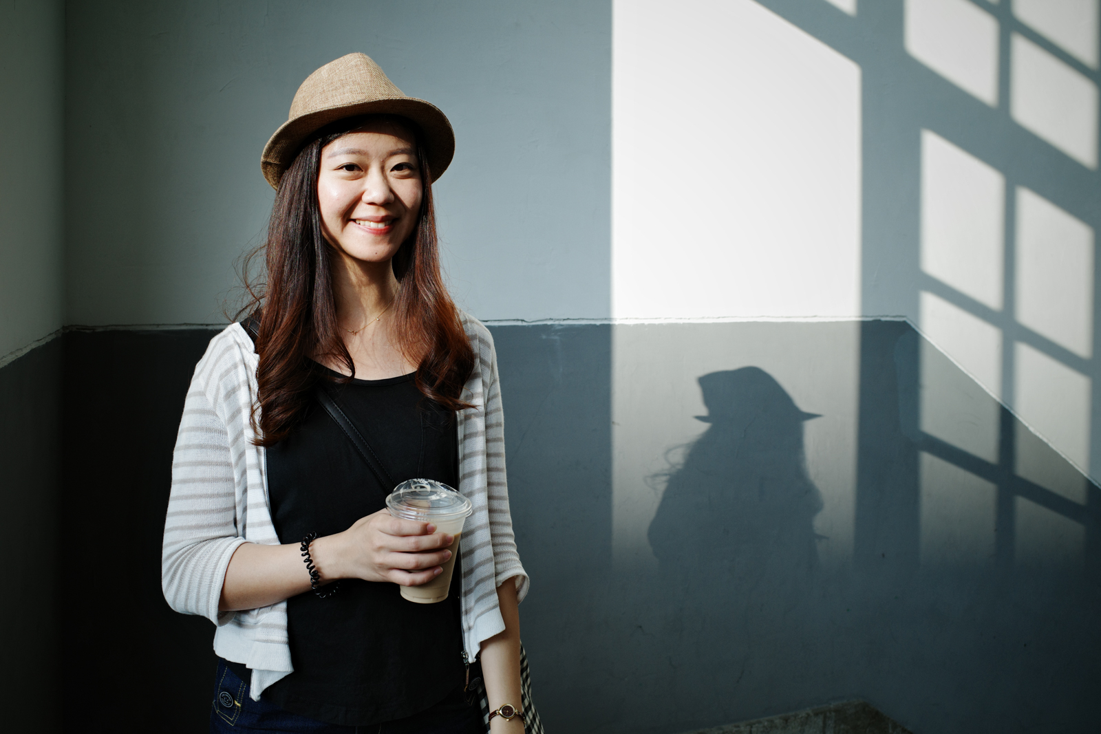 Classic Chrome 濾鏡效果：窗邊光影人物寫真