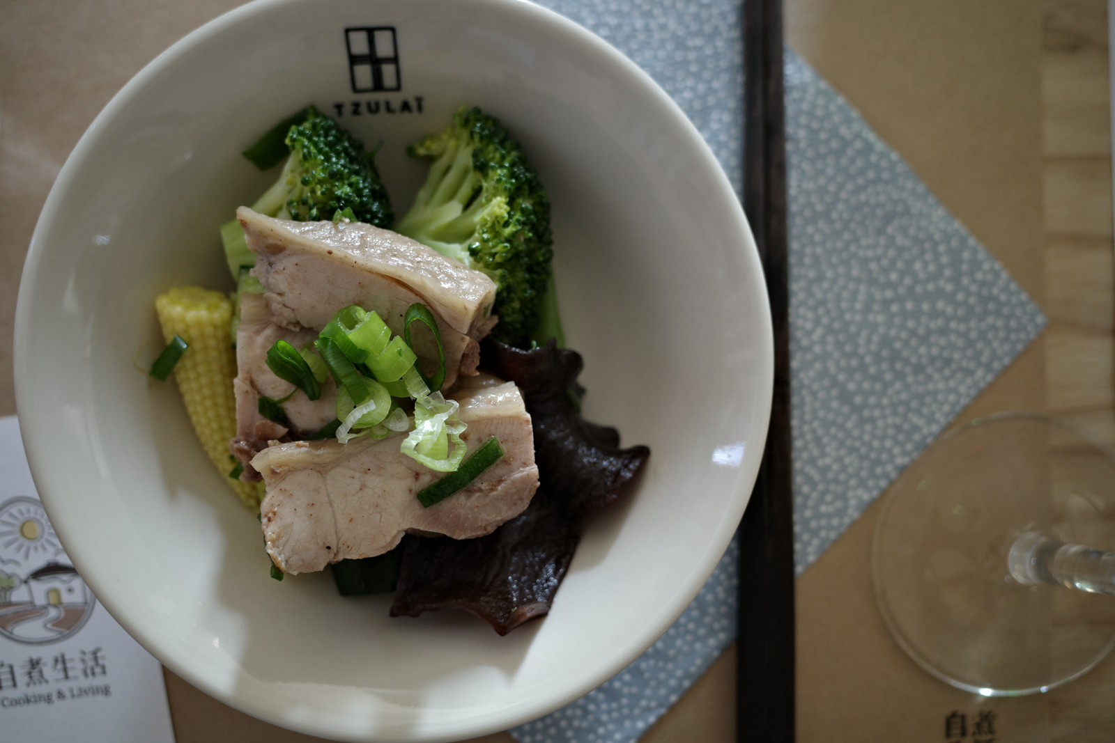 標準圖像：室內低光源人像