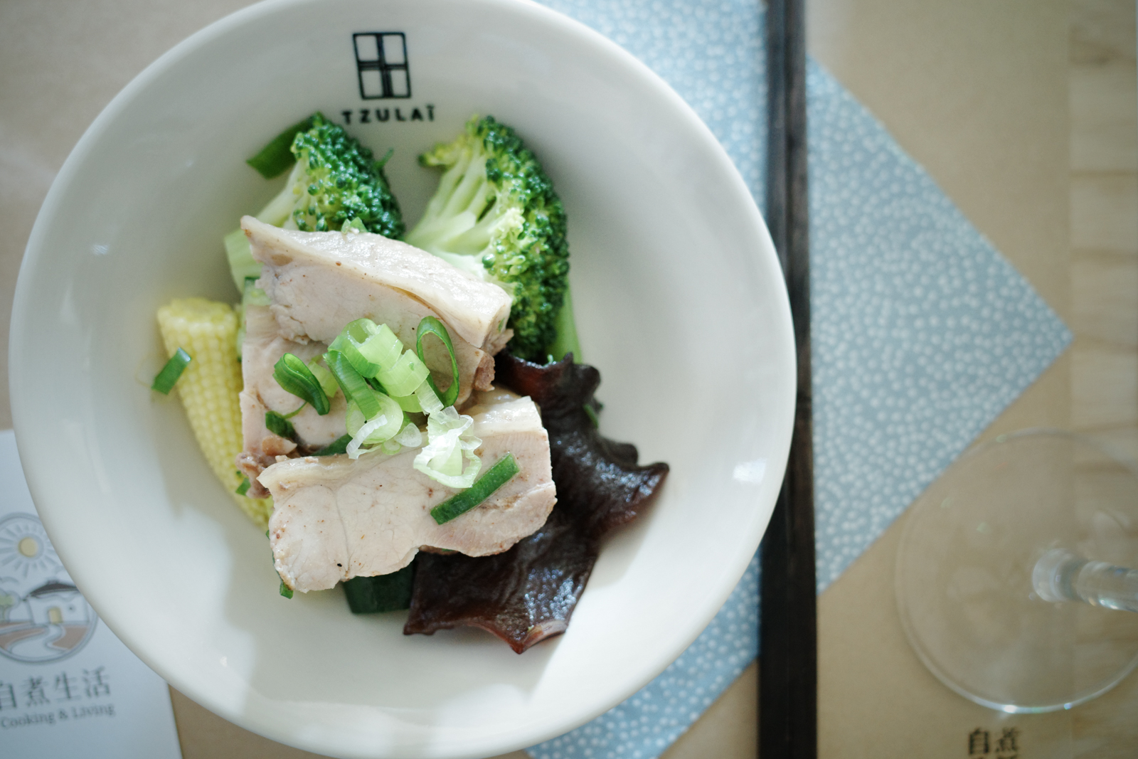 Classic Chrome 濾鏡效果：室內低光源人像