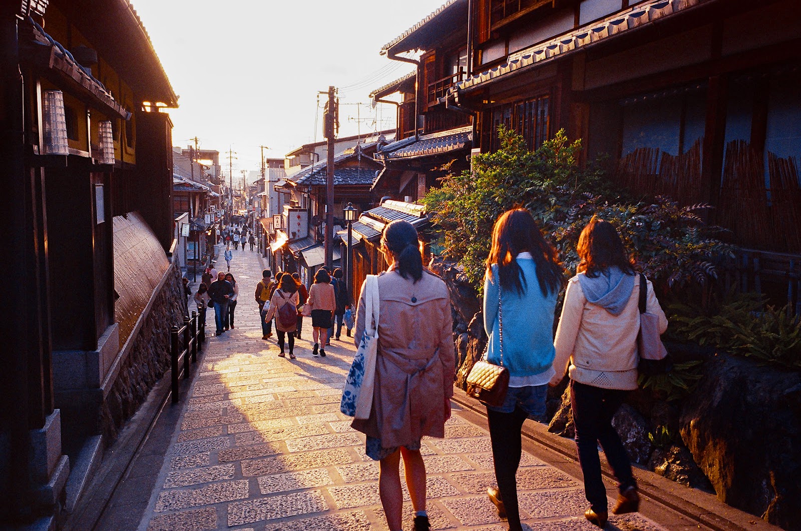 《默拍京都》底片攝影作品：腳踏車與古都風情