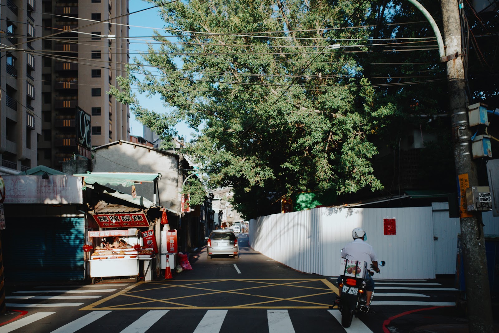 騎車的時候，GR SNAP 快拍是非常有趣的拍攝方式，看到喜歡的光影構圖全按快門即可