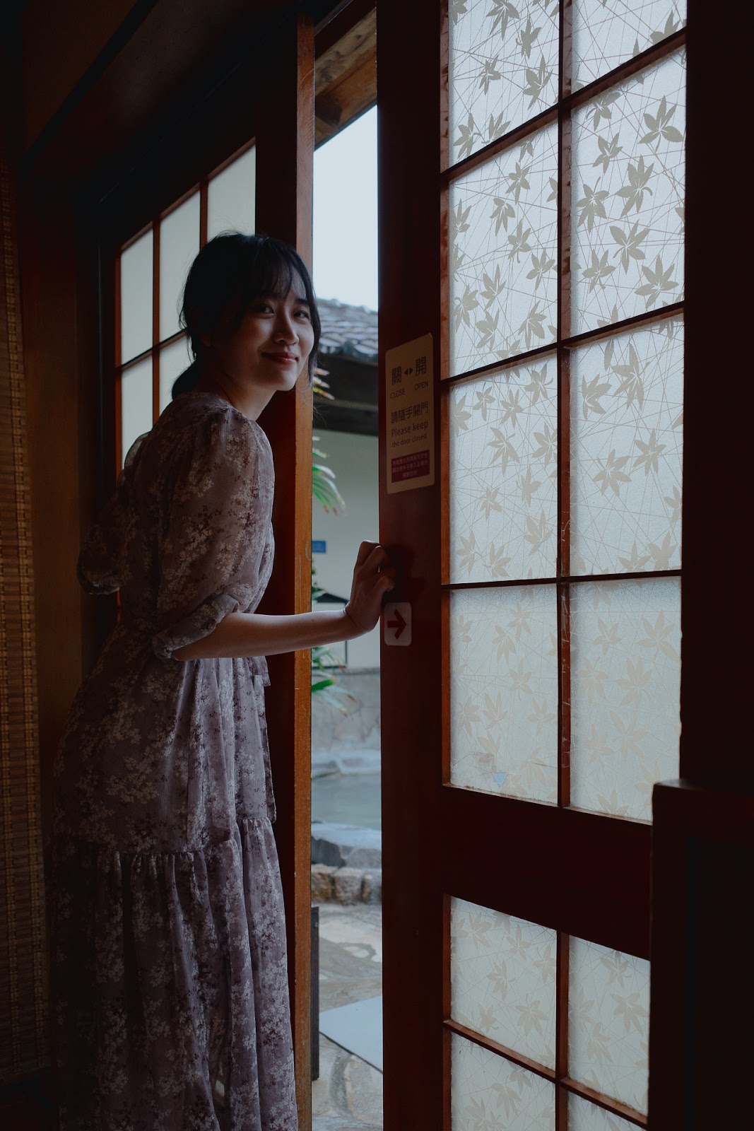 淳心在台東鹿野盈家溫泉整理衣服的半身人像