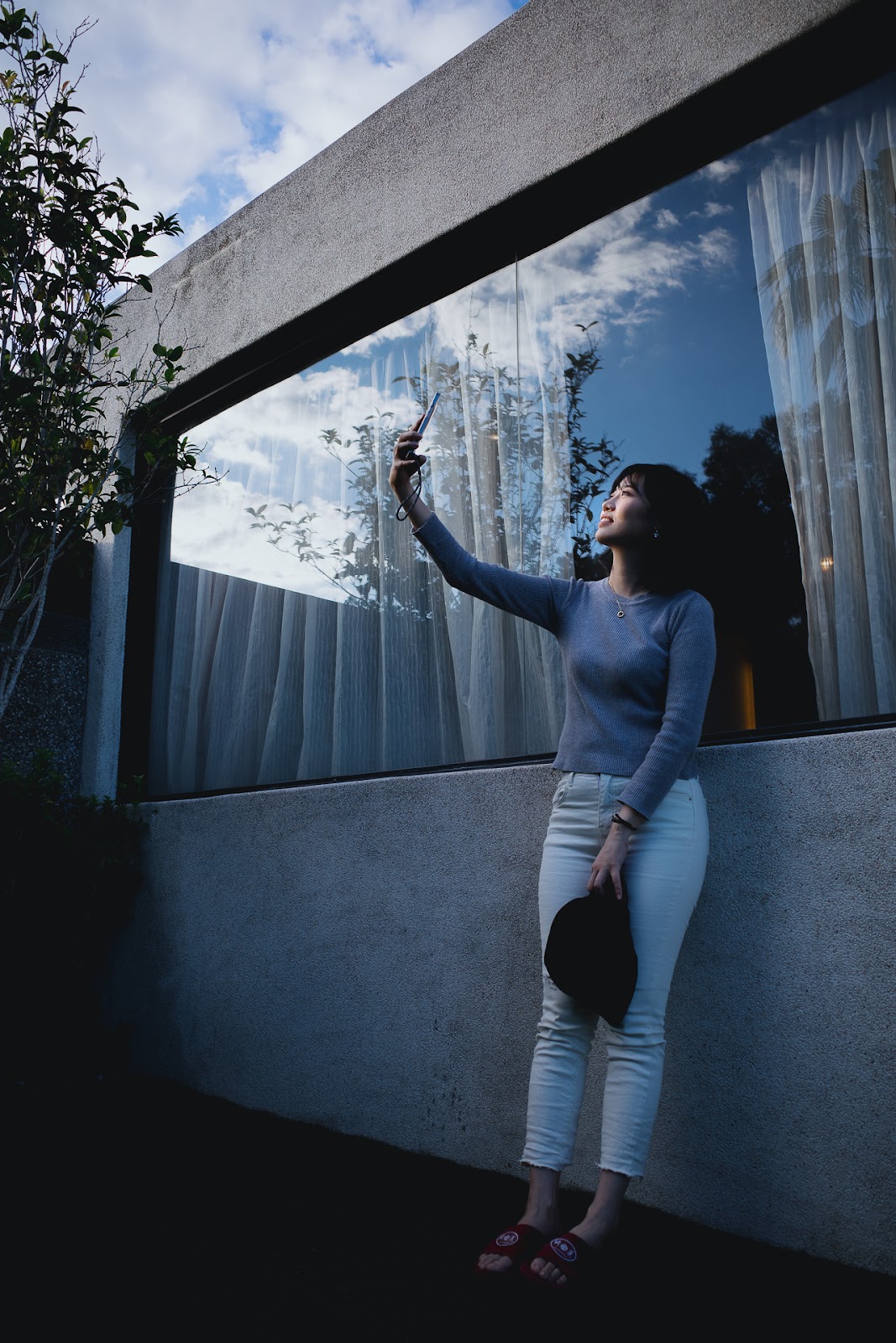 淳心在台東綺麗渡假村溫泉別墅的窗邊自拍