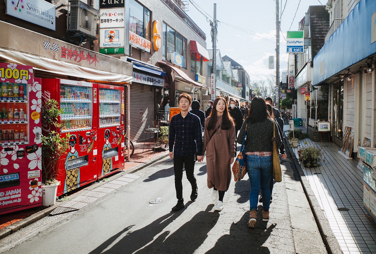 充滿陽光的街道可將光圈設為 F8.0，此時快拍範圍是 1.5m~無限遠，GR 就像 GoPro 拍甚麼都清晰