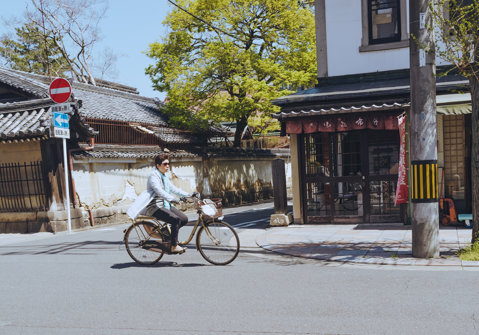 GR3 曝光與影調組合實拍示範：室內低光源光影層次