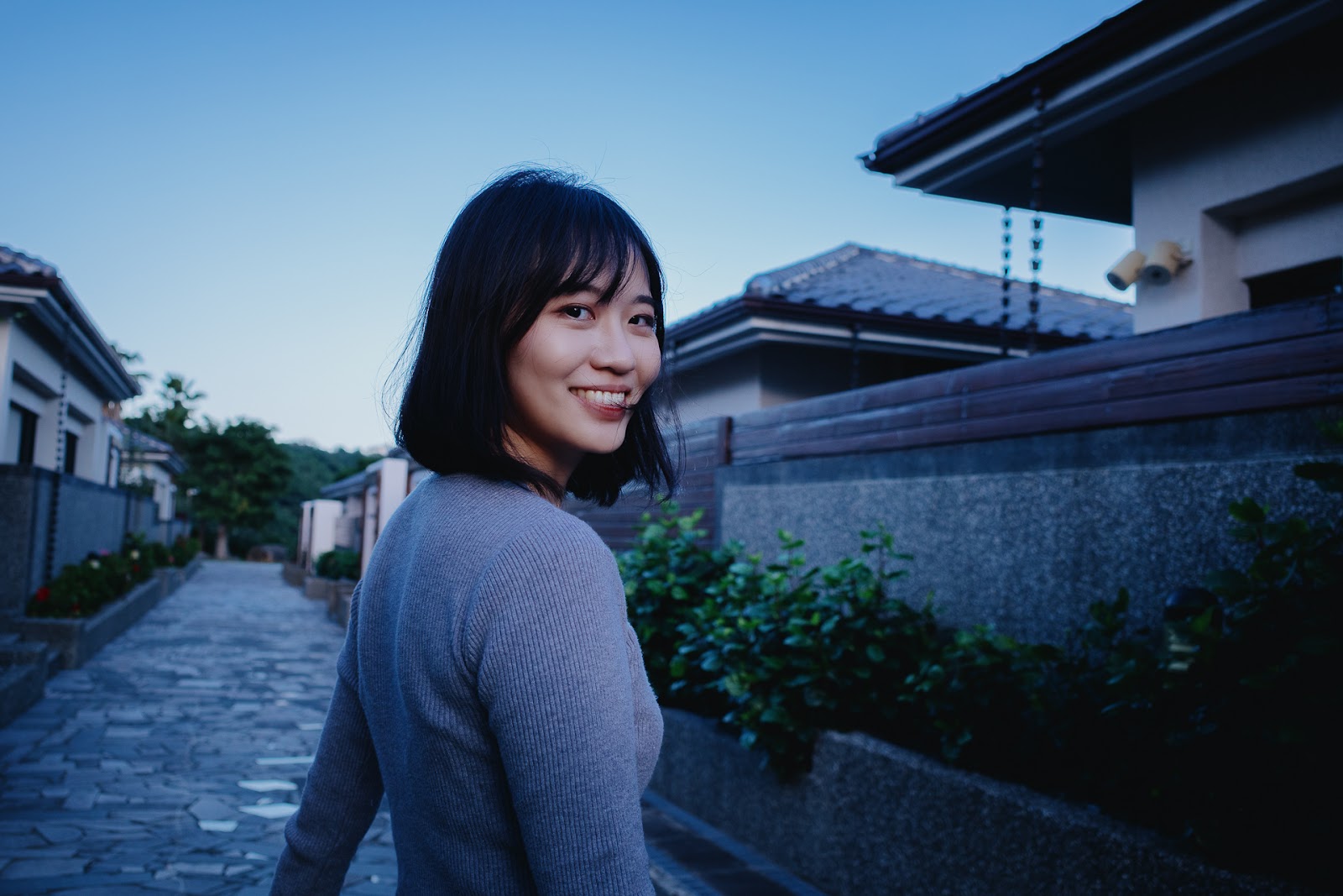 淳心快樂地走在台東綺麗渡假村外頭的路上