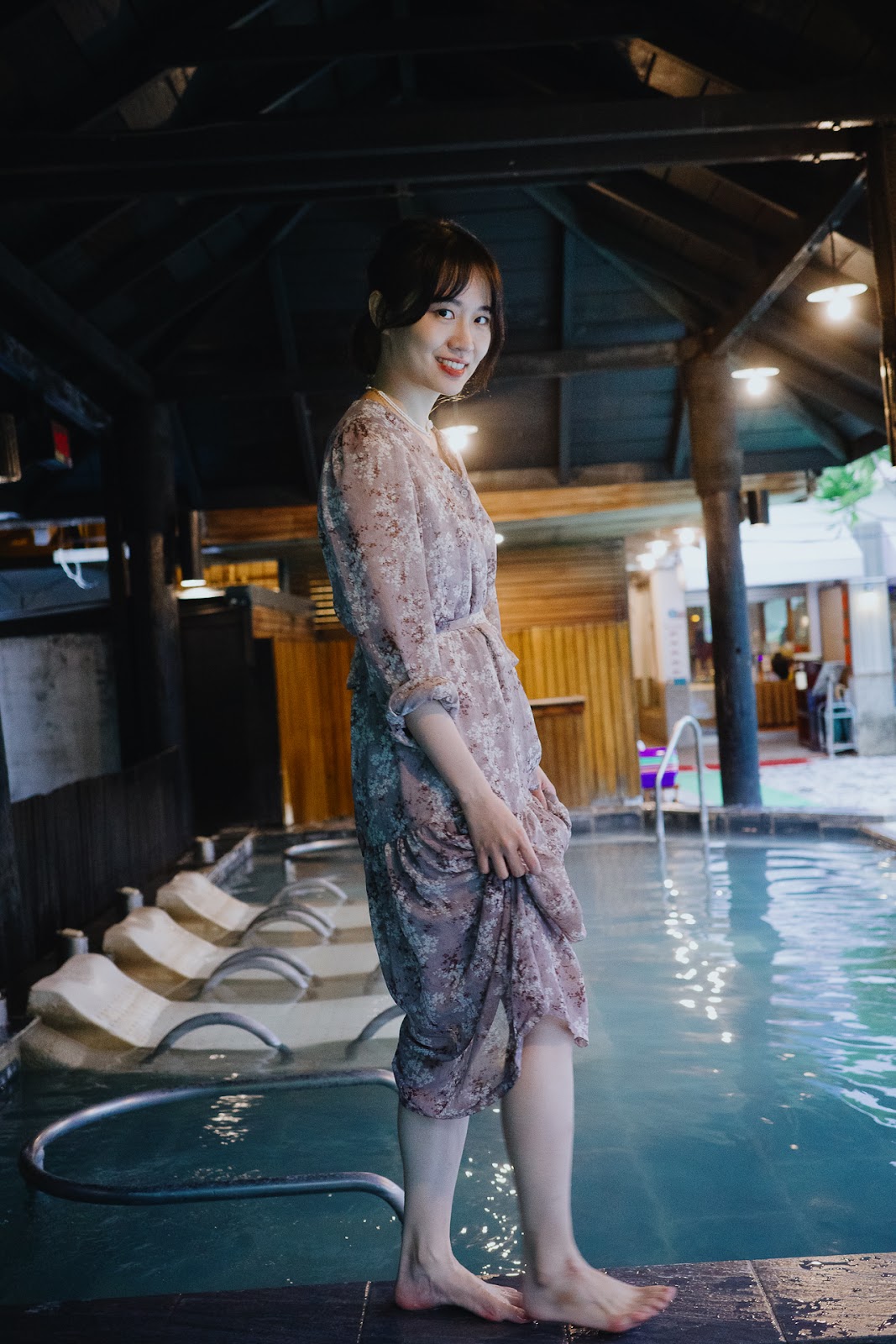 在台東泓泉溫泉渡假村池邊散步玩水的人像照