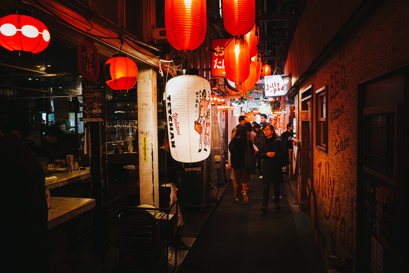 GR3 曝光與影調組合實拍示範：低曝光沉穩街景