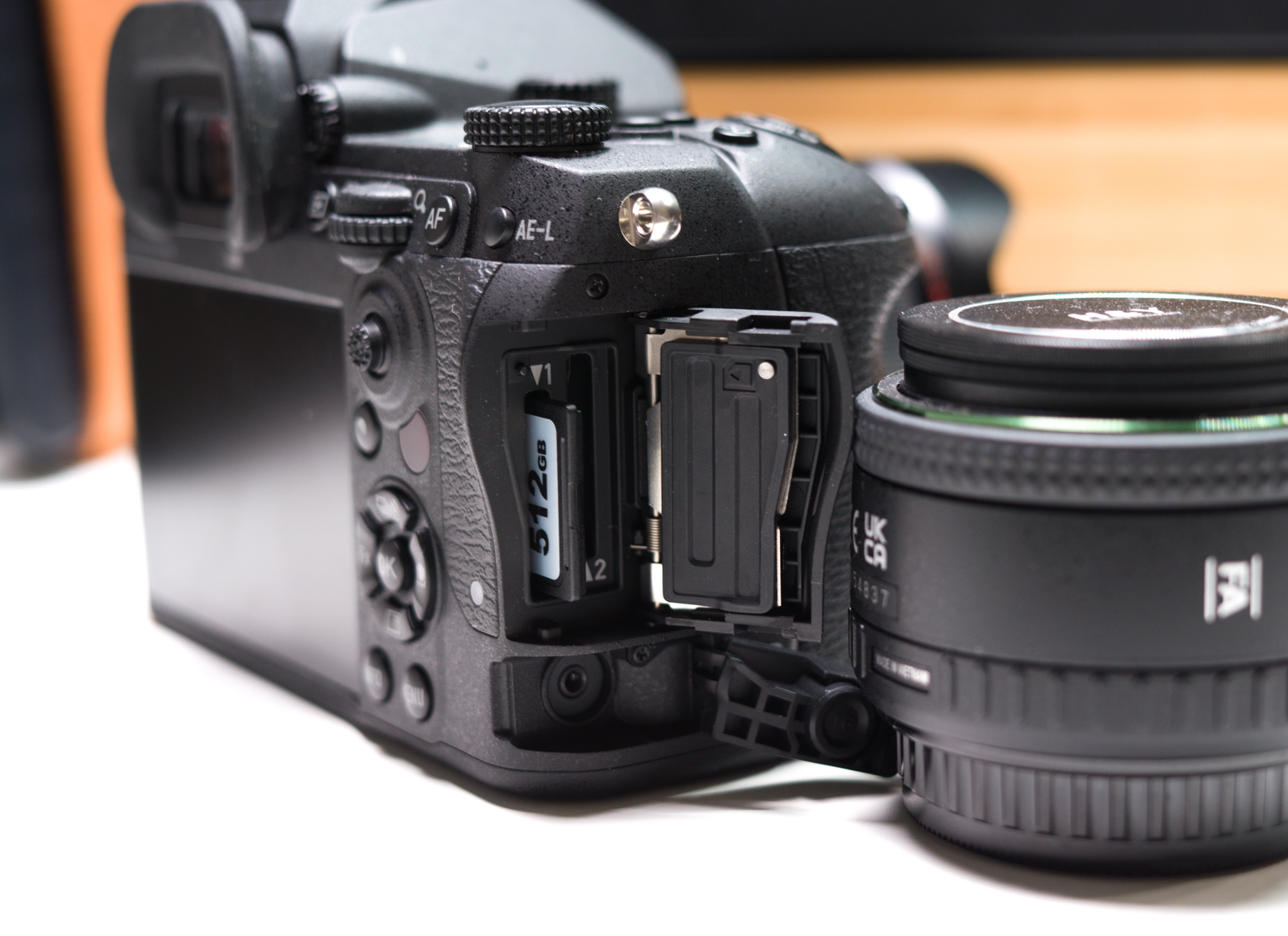 PENTAX K-3 Mark III Monochrome 雙卡槽設計