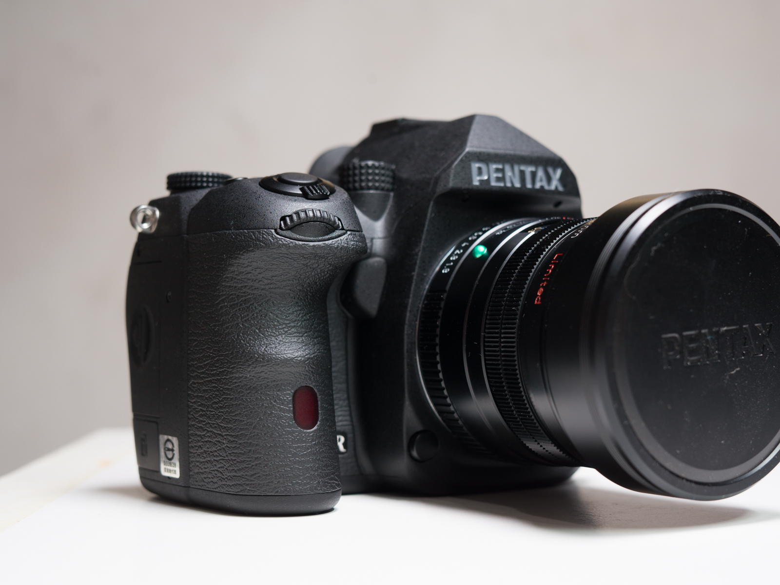 PENTAX K-3 Mark III Monochrome 握把設計與按鈕配置