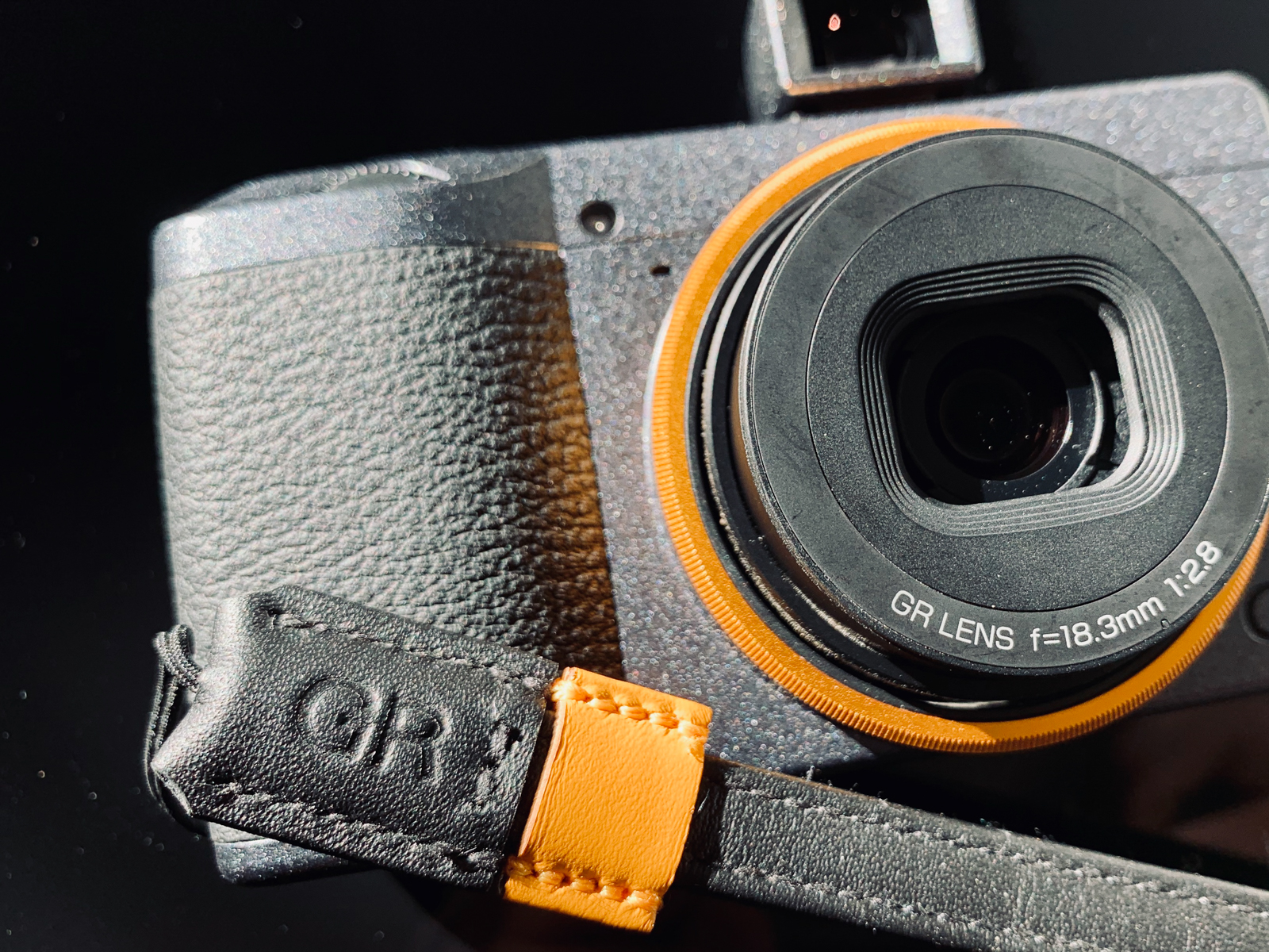 GR III SE 橙黃色鏡頭環特寫