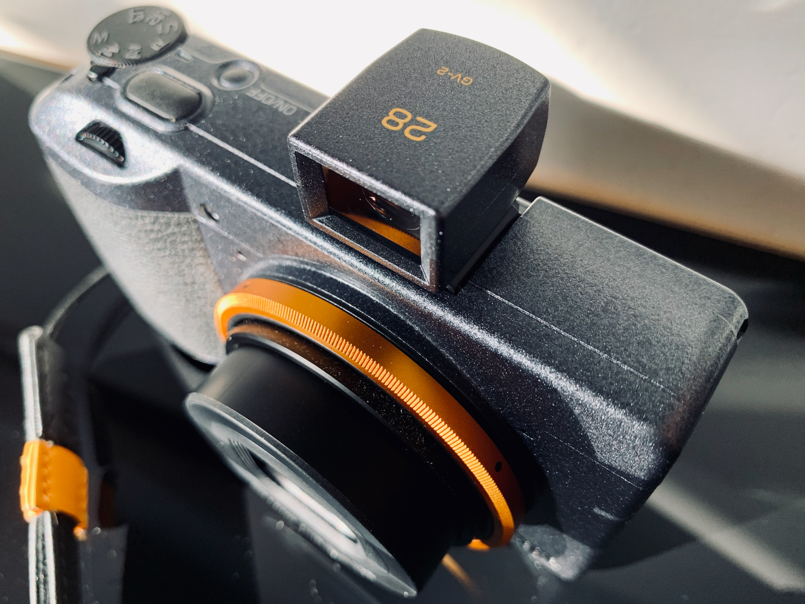 GR III SE 黑色蒙皮與手腕帶搭配