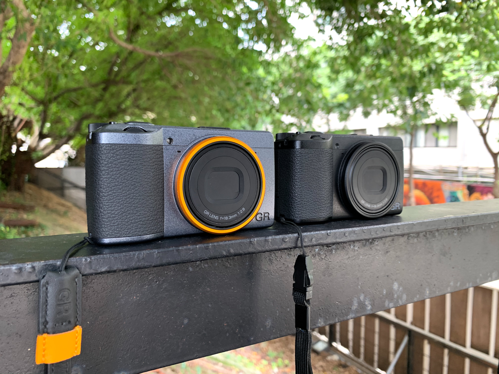 GR III SE 搭配黃色手腕帶掛在手上