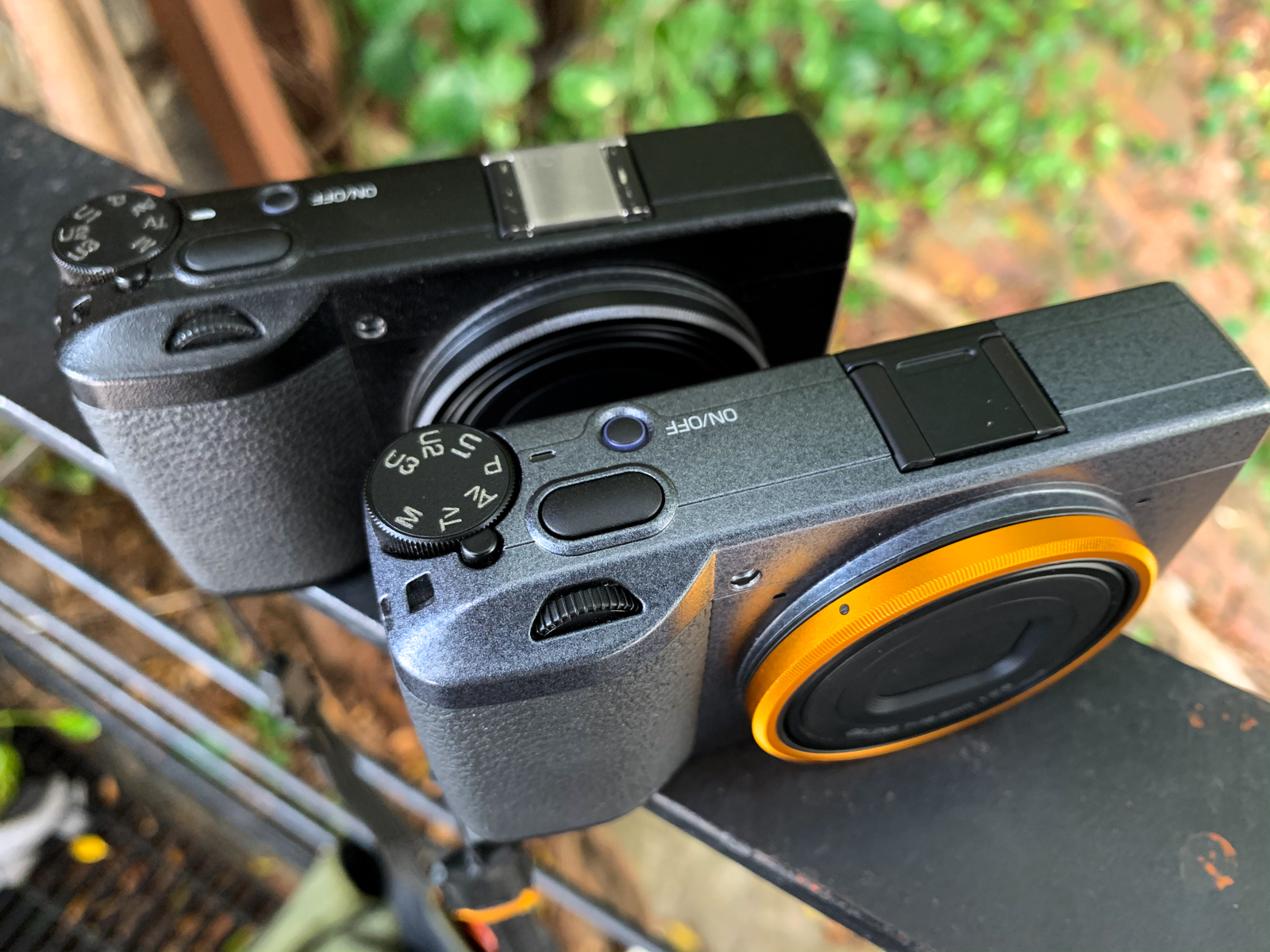 手持 GR III SE 限定版於戶外