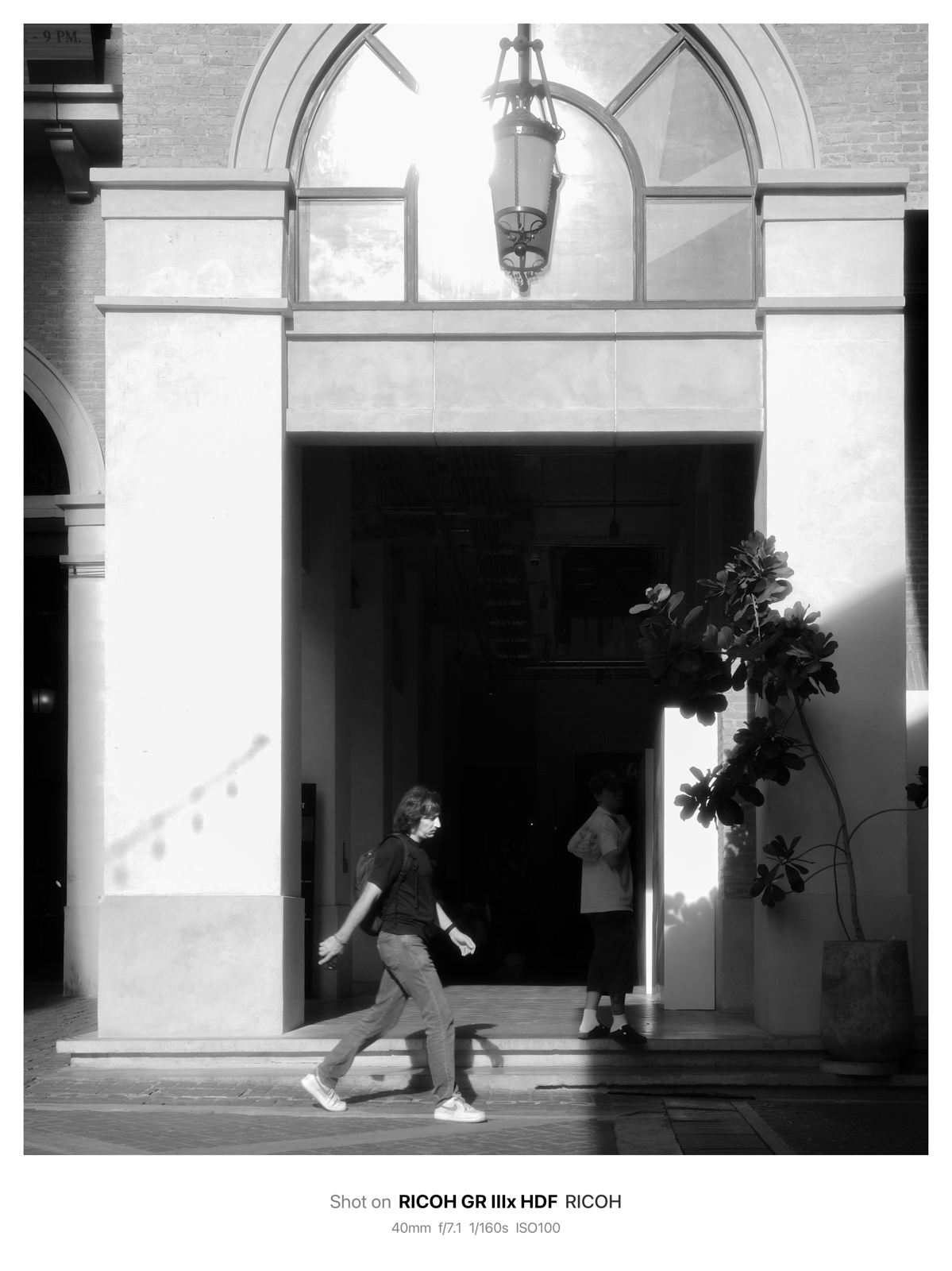 清邁尼曼路建築光影街拍，男子走入全黑背景的瞬間