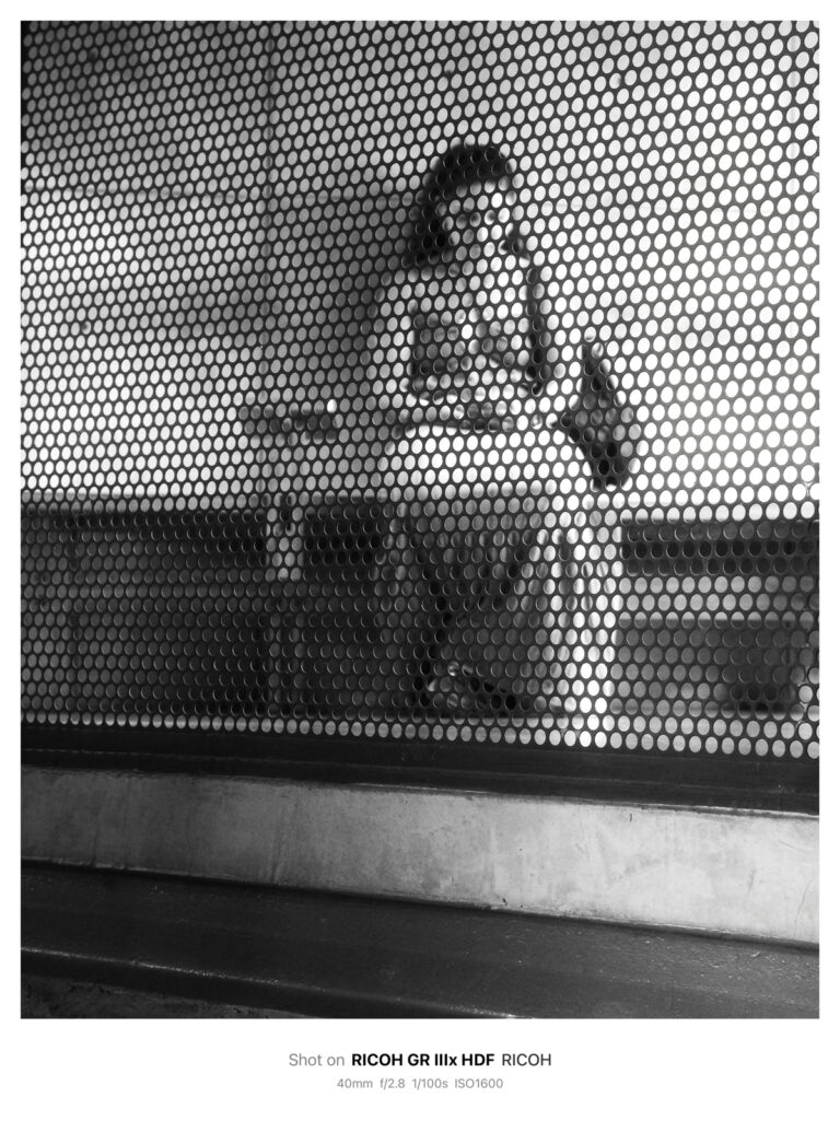 清邁古城區咖啡店鐵網遮蔽的女性