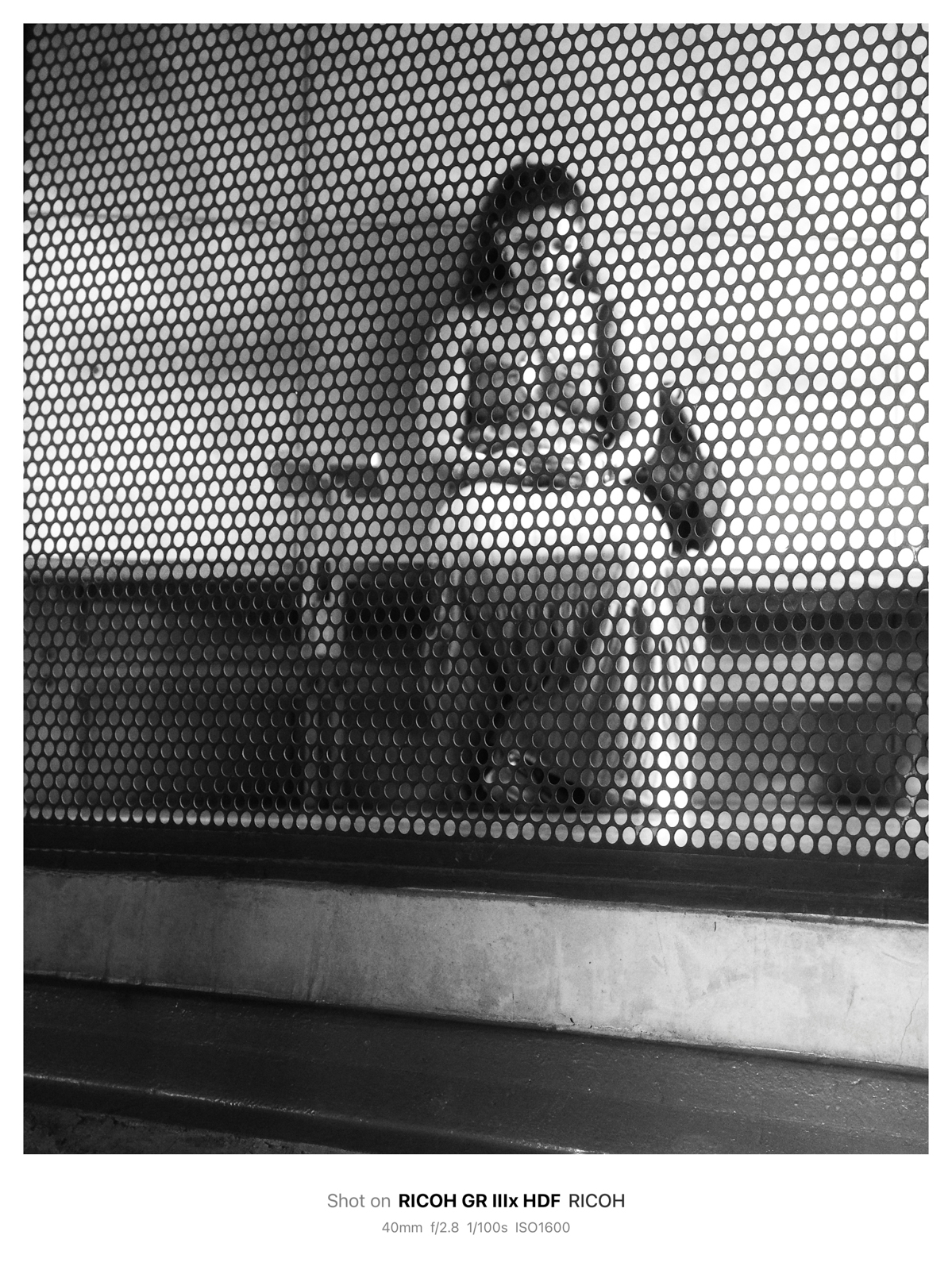 清邁古城區咖啡店鐵網遮蔽的女性，充滿隔閡與疏離感的畫面