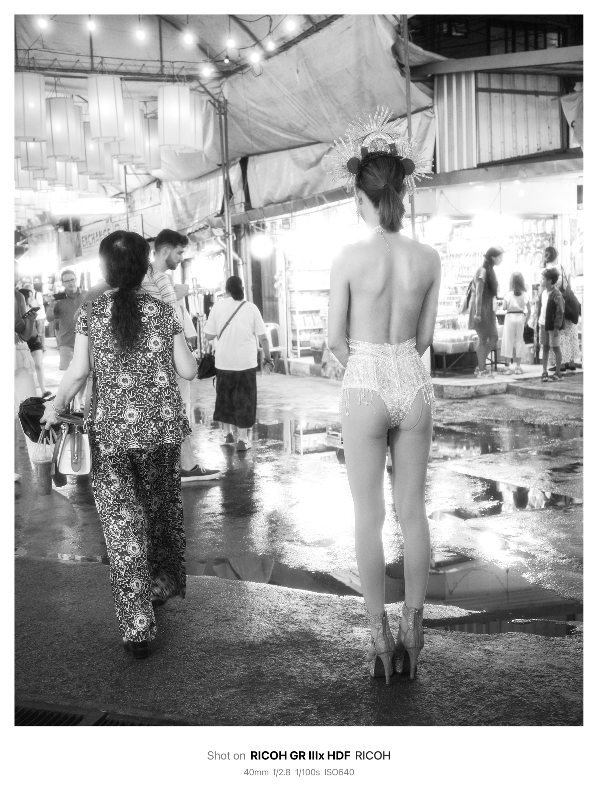 清邁晚上市集的文化衝突，背面全裸的變性者身軀