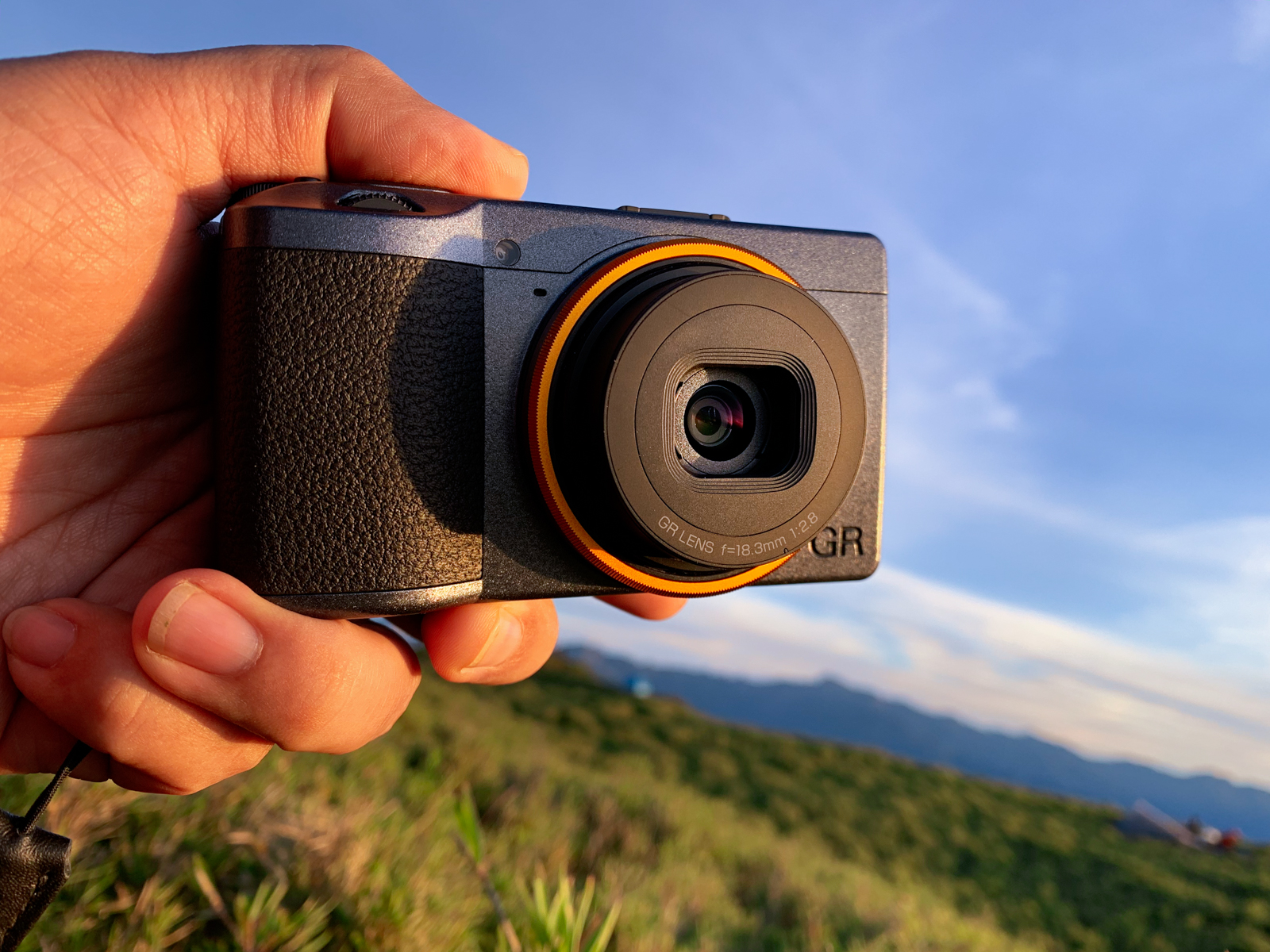 單手握持 GR III Street Edition 在街頭拍攝