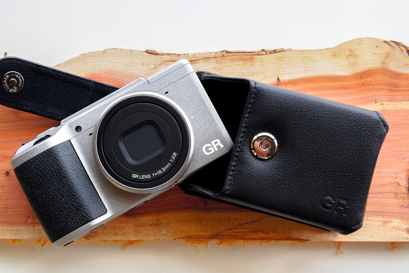 RICOH GR II Silver 魅力銀機身細節 3