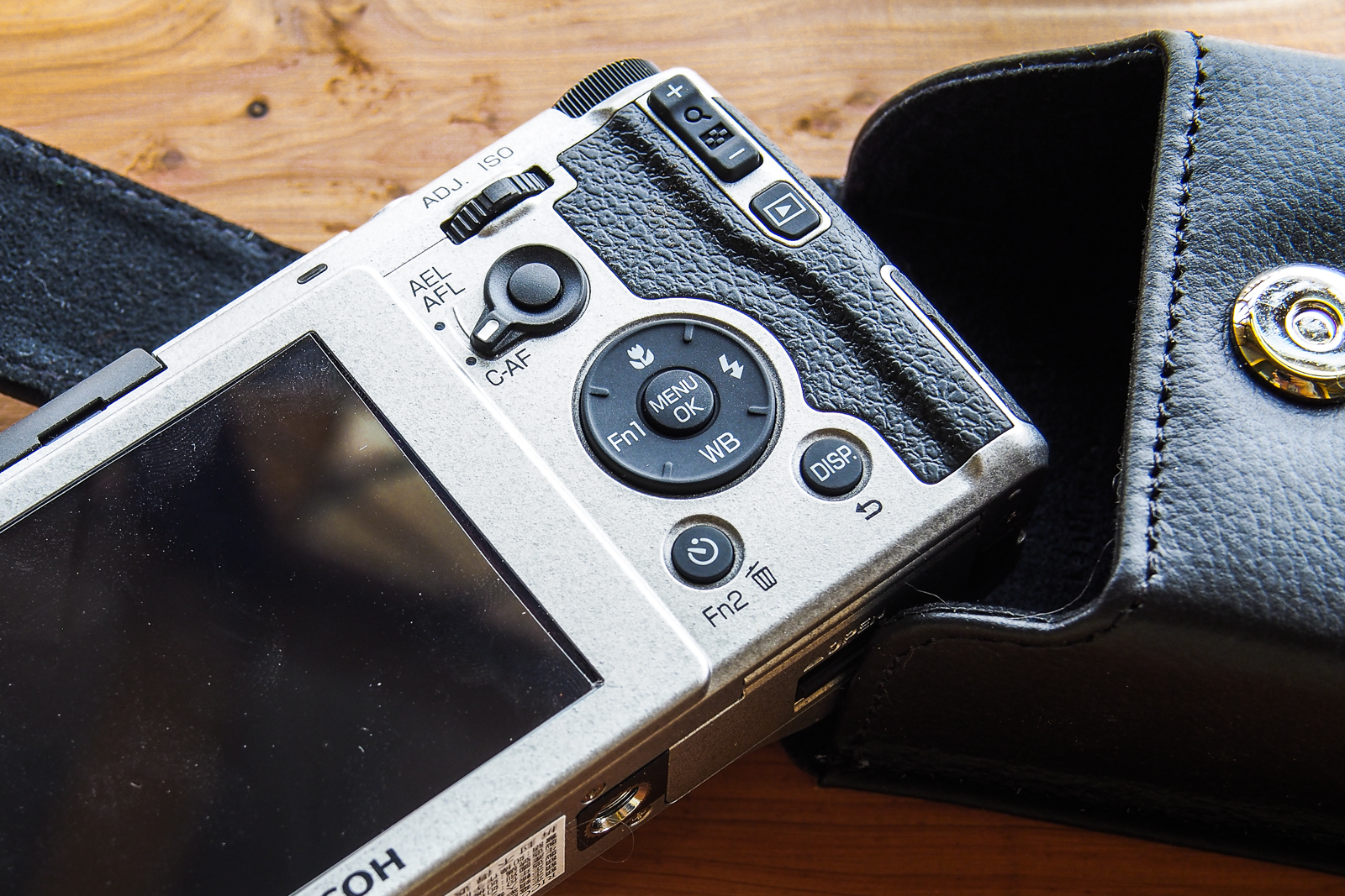 RICOH GR II Silver 魅力銀機身細節 4