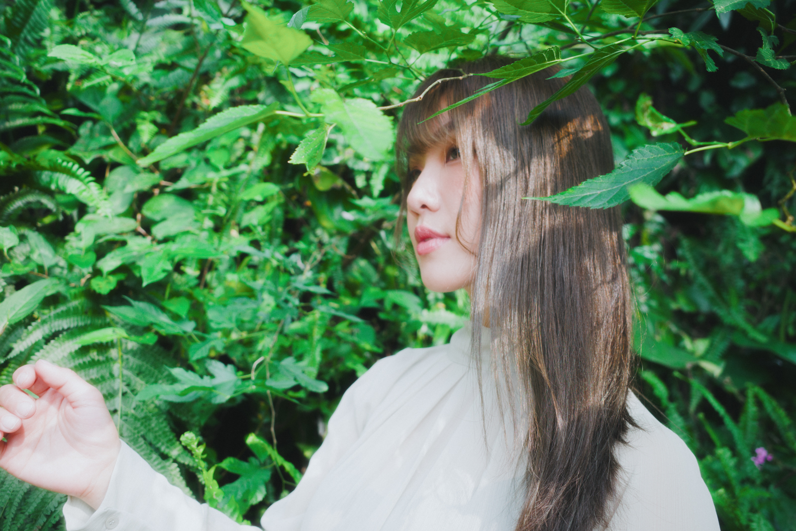 人物在陽光下被 HDF 渲染出的柔和膠片感