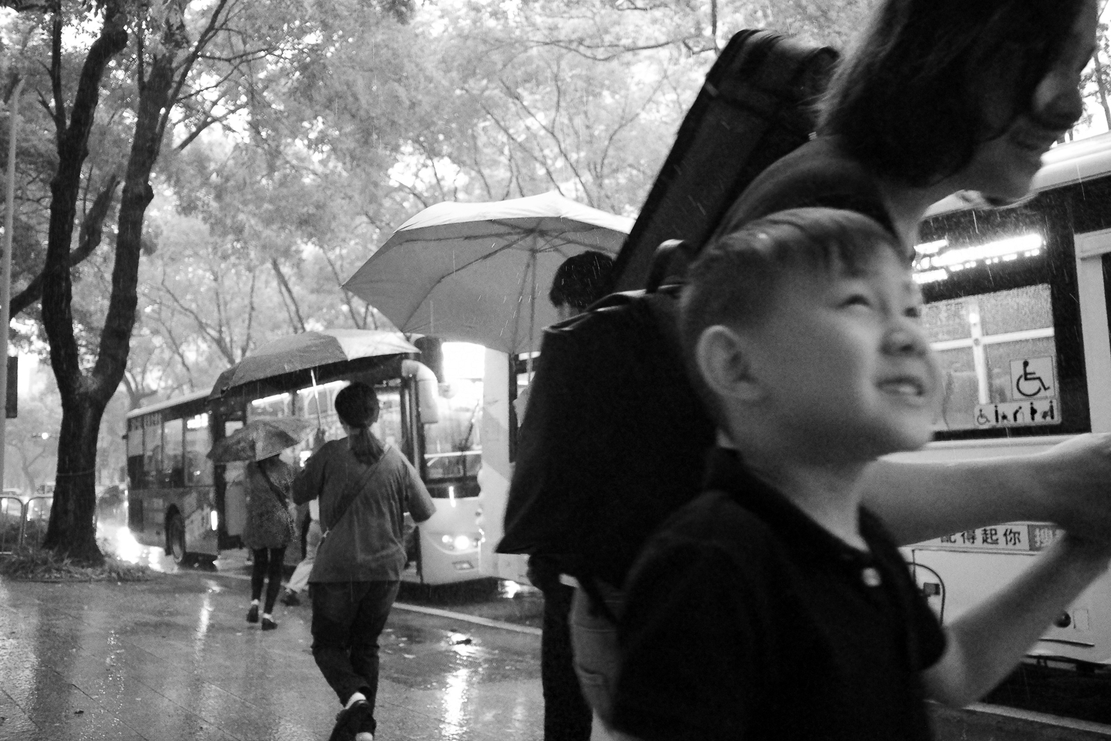 城市街道光影捕捉與行人彩色攝影