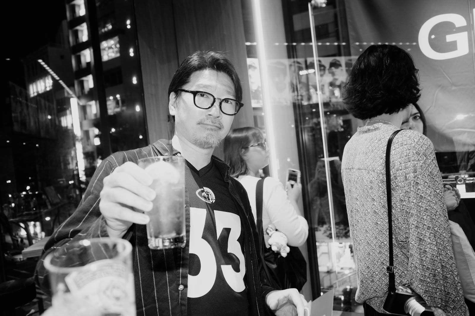 品嚐調酒與分享對街頭攝影的熱愛