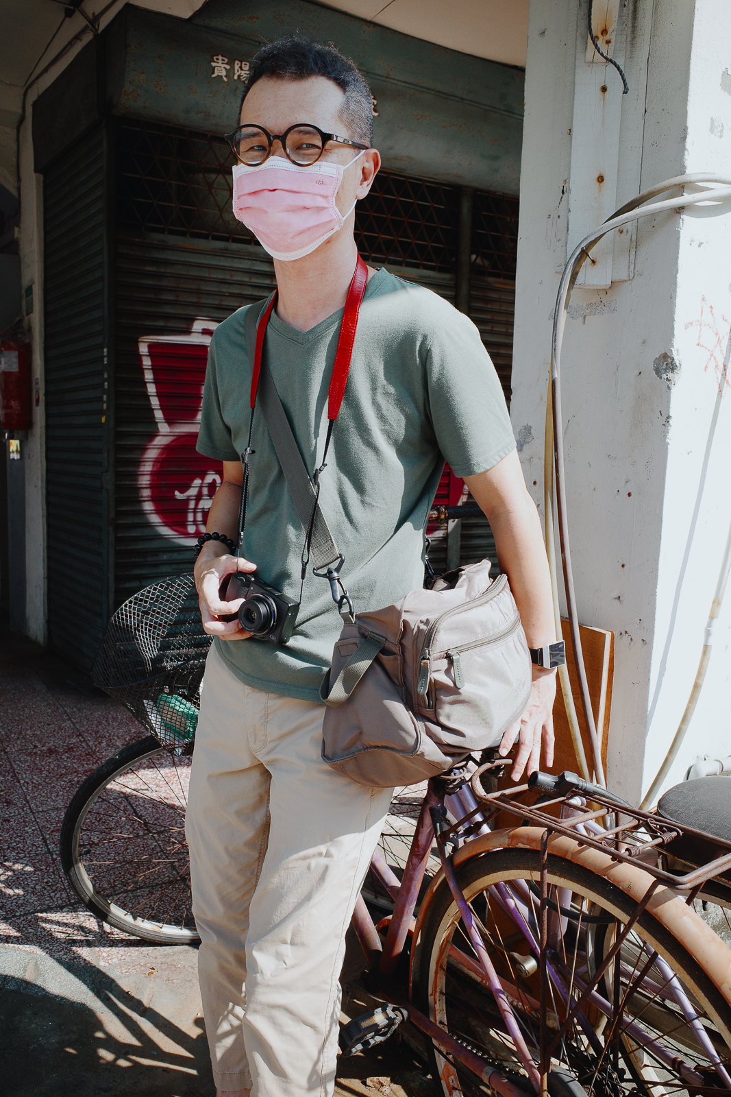 街頭光影對比與建築