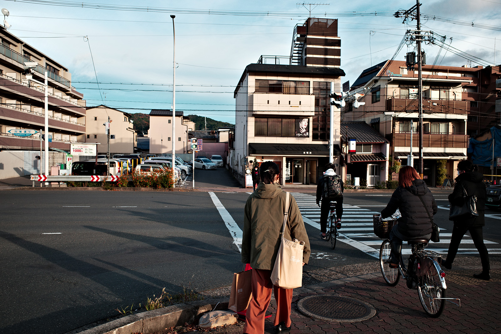 Teal and Orange 濾鏡效果：高對比的建築光影