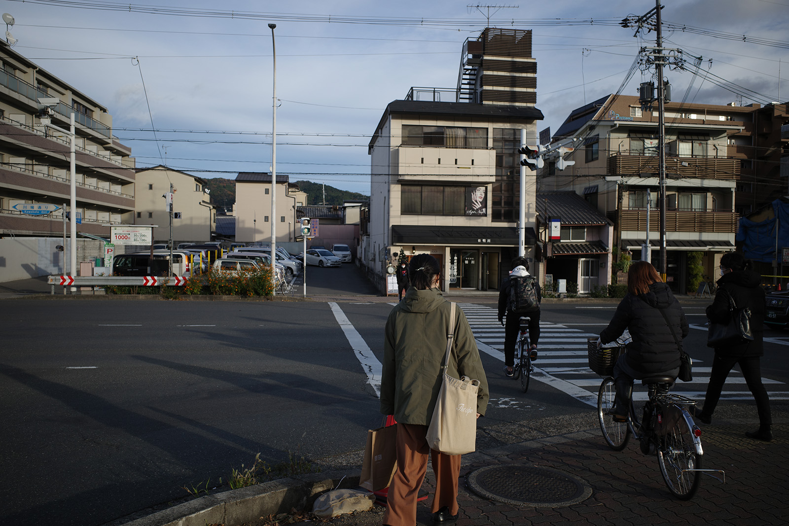 標準圖像：高對比的建築光影