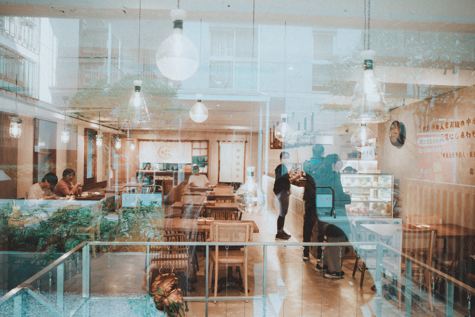 GR III 夜間街拍：霓虹燈光與高感度表現