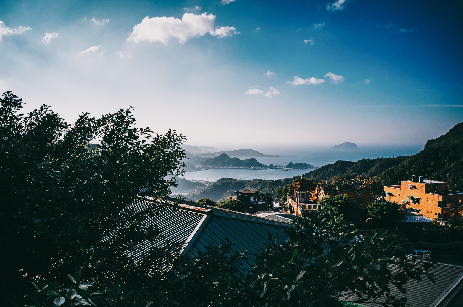 運用光線與明暗構成的畫面語言